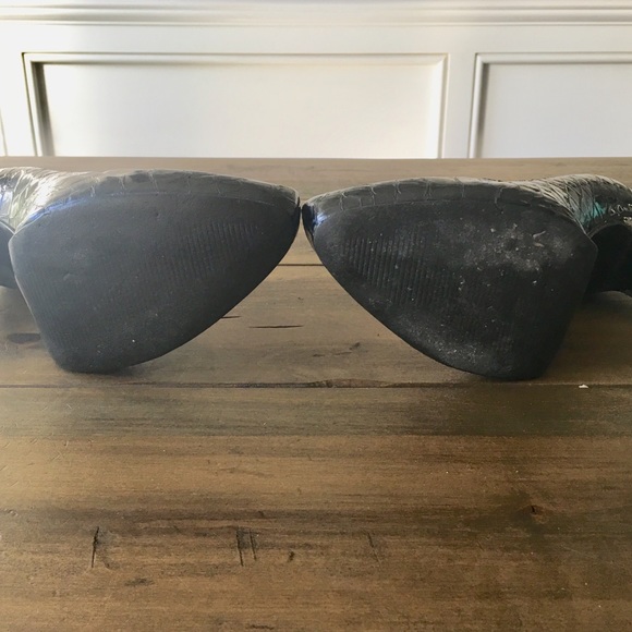 Gianni Bini faux alligator patent pumps - Picture 4 of 6